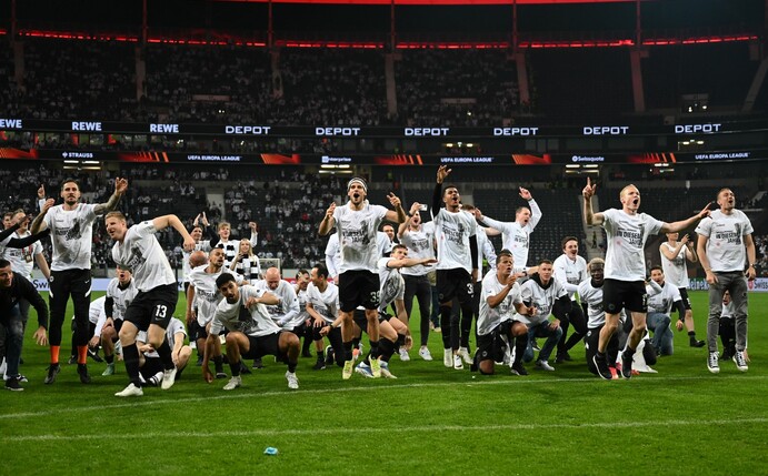 Noch lange nach Spielende feiern die Spieler von Eintracht Frankfurt ihren Einzug ins Finale auf dem Rasen.