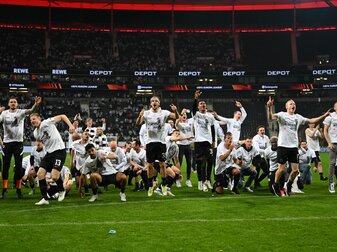 Noch lange nach Spielende feiern die Spieler von Eintracht Frankfurt ihren Einzug ins Finale auf dem Rasen. Noch lange nach Spielende feiern die Spieler von Eintracht Frankfurt ihren Einzug ins Finale auf dem Rasen.