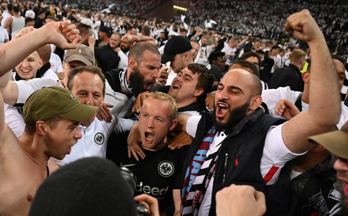 Die Fans von Eintracht Frankfurt feiern den Einzug ins Finale der Europa League.