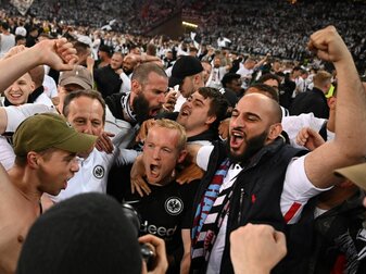Die Fans von Eintracht Frankfurt feiern den Einzug ins Finale der Europa League. Die Fans von Eintracht Frankfurt feiern den Einzug ins Finale der Europa League.