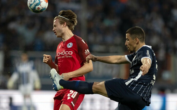 Der Bochumer Anthony Losilla (r) im Zweikampf mit Patrick Wimmer.