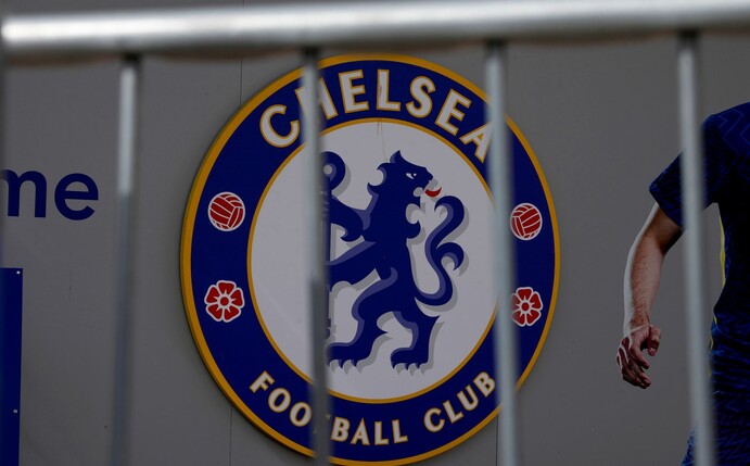 Das Logo des FC Chelsea ist hinter einer Absperrung am Eingang des Londoner Stadions Stamford Bridge zu sehen. Der Verein hat laut Medienberichten neue Besitzer.