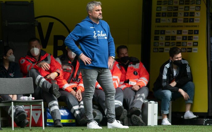 Überlässt das Feiern den Spielern: Bochums Trainer Thomas Reis.