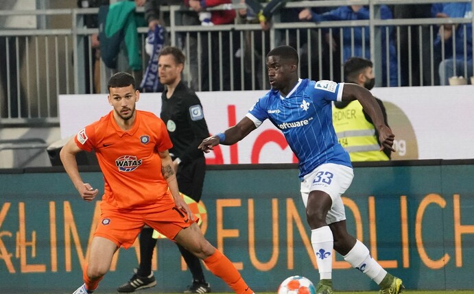 Soufiane Messeguem (l) von Erzgebirge Aue in Aktion gegen Braydon Manu (r) von Darmstadt 98.