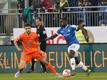 Soufiane Messeguem (l) von Erzgebirge Aue in Aktion gegen Braydon Manu (r) von Darmstadt 98.