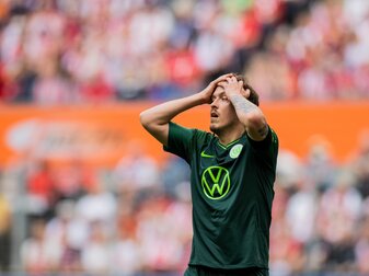 Wolfsburgs Max Kruse ärgert sich auch über die Zuganreise nach Köln. Wolfsburgs Max Kruse ärgert sich auch über die Zuganreise nach Köln.