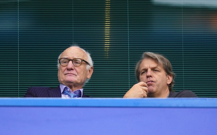 Bruce Buck (l), Vorstandsvorsitzender des FC Chelsea, und Todd Boehly, künftiger Eigentümer des FC Chelsea, auf der Tribüne.