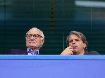 Bruce Buck (l), Vorstandsvorsitzender des FC Chelsea, und Todd Boehly, künftiger Eigentümer des FC Chelsea, auf der Tribüne. Bruce Buck (l), Vorstandsvorsitzender des FC Chelsea, und Todd Boehly, künftiger Eigentümer des FC Chelsea, auf der Tribüne.