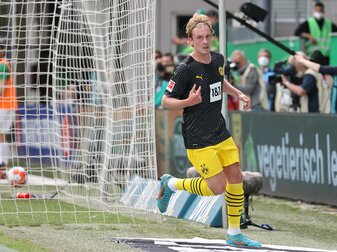 Der Dortmunder Julian Brandt dreht nach seinem Treffer zum 1:0 in Fürth am Tor ab. Der Dortmunder Julian Brandt dreht nach seinem Treffer zum 1:0 in Fürth am Tor ab.