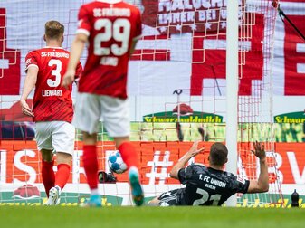 Union Berlins Grischa Prömel (r) macht das Tor zur 1:0-Führung in Freiburg.