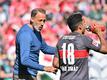 Stuttgarts Trainer Pellegrino Matarazzo (l) im Gespräch mit Tiago Tomas.