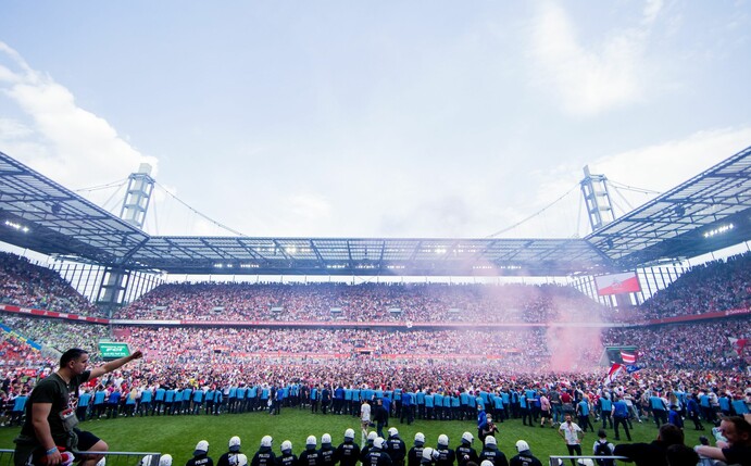 Nach der Qualifikation des 1. FC Köln für die Europa League stürmten die Fans den Platz im RheinEnergieStadion.