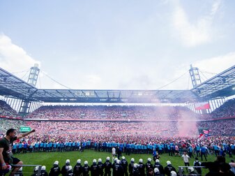Nach der Qualifikation des 1. FC Köln für die Europa League stürmten die Fans den Platz im RheinEnergieStadion. Nach der Qualifikation des 1. FC Köln für die Europa League stürmten die Fans den Platz im RheinEnergieStadion.