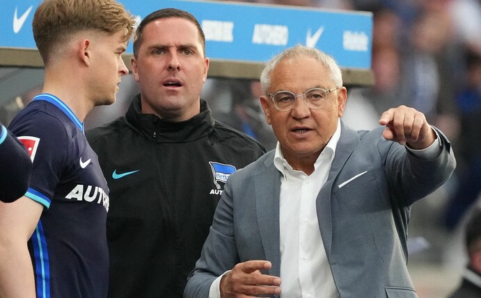 Herthas Cheftrainer Felix Magath (r) instruiert mit Co-Trainer Mark Fotheringham seinen Spieler Maximilian Mittelstädt.