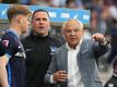 Herthas Cheftrainer Felix Magath (r) instruiert mit Co-Trainer Mark Fotheringham seinen Spieler Maximilian Mittelstädt.