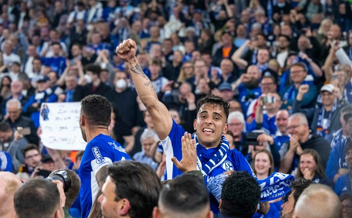 Schalkes Rodrigo Zalazar jubelt mit Fans über den Aufstieg.