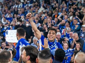 Schalkes Rodrigo Zalazar jubelt mit Fans über den Aufstieg. Schalkes Rodrigo Zalazar jubelt mit Fans über den Aufstieg.