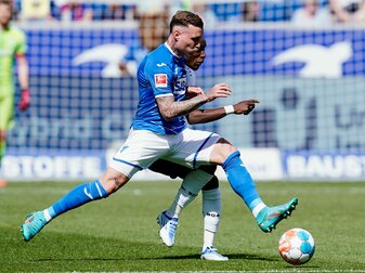 Fußball: Bundesliga, TSG Hoffenheims David Raum (vorne) und Leverkusens Moussa Diaby kämpfen um den Ball. Fußball: Bundesliga, TSG Hoffenheims David Raum (vorne) und Leverkusens Moussa Diaby kämpfen um den Ball.