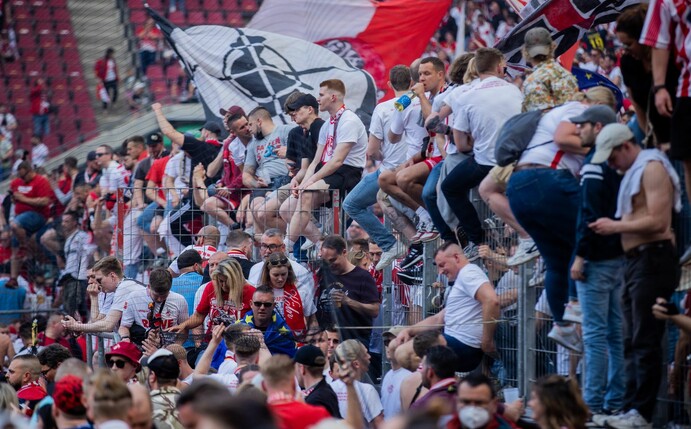 Kölner Fans stürmen vor Freude den Platz.