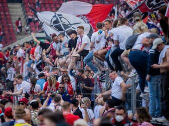 Kölner Fans stürmen vor Freude den Platz. Kölner Fans stürmen vor Freude den Platz.