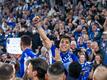 Schalkes Rodrigo Zalazar jubelt mit Fans über den Aufstieg.