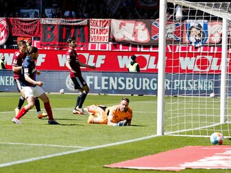 Kiels Julian Korb (2.v.l.) trifft gegen Nürnbergs Torwart Christian Mathenia (r) zum 2:0. Kiels Julian Korb (2.v.l.) trifft gegen Nürnbergs Torwart Christian Mathenia (r) zum 2:0.