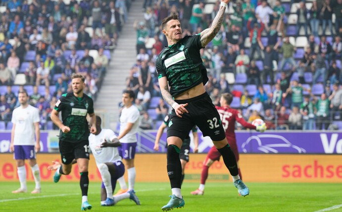 Bremens Marco Friedl jubelt nach seinem Tor zur 1:0-Führung bei Erzgebirge Aue.