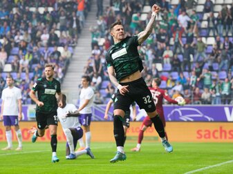Bremens Marco Friedl jubelt nach seinem Tor zur 1:0-Führung bei Erzgebirge Aue. Bremens Marco Friedl jubelt nach seinem Tor zur 1:0-Führung bei Erzgebirge Aue.