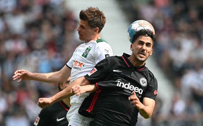 Frankfurts Aymen Barkok (r) und Mönchengladbachs Jonas Hofmann liefern sich ein Kopfballduell.
