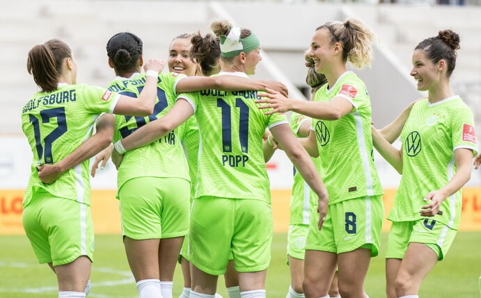 Wolfsburgs Spielerinnen jubeln nach dem Tor zum 0:2 gegen Jena.