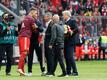 Niklas Süle vom FC Bayern München wird von der Vereinsführung verabschiedet.