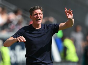 Frankfurts Cheftrainer Oliver Glasner ist gegen Borussia Mönchengladbach an der Seitenlinie in Aktion. Frankfurts Cheftrainer Oliver Glasner ist gegen Borussia Mönchengladbach an der Seitenlinie in Aktion.