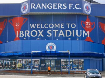 Die Glasgow Rangers, Gegner von Eintracht Frankfurt im Europa-League-Finale, gewinnen im eigenen Ibrox Stadium gegen Dundee United. Die Glasgow Rangers, Gegner von Eintracht Frankfurt im Europa-League-Finale, gewinnen im eigenen Ibrox Stadium gegen Dundee United.