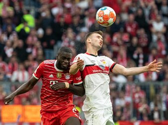 Dayot Upamecano vom FC Bayern München (l) und Sasa Kalajdzic von Stuttgart kämpfen im Kopfballduell um den Ball. Dayot Upamecano vom FC Bayern München (l) und Sasa Kalajdzic von Stuttgart kämpfen im Kopfballduell um den Ball.