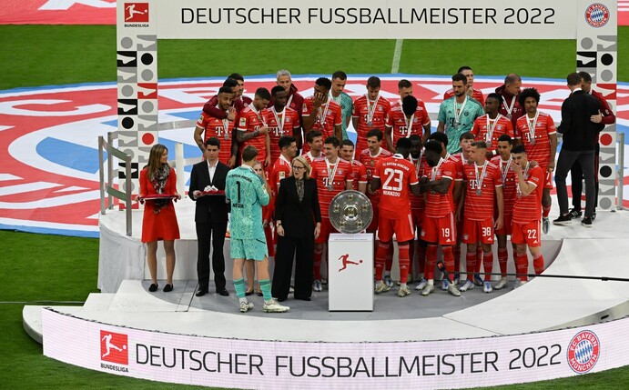 Bayerns Manuel Neuer spricht mit Donata Hopfen (M), Vorsitzende der Geschäftsführung der Deutschen Fußball Liga (DFL) während der Übergabe der Meisterschale.