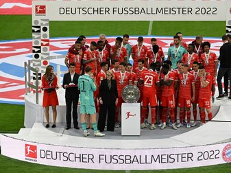 Bayerns Manuel Neuer spricht mit Donata Hopfen (M), Vorsitzende der Geschäftsführung der Deutschen Fußball Liga (DFL) während der Übergabe der Meisterschale. Bayerns Manuel Neuer spricht mit Donata Hopfen (M), Vorsitzende der Geschäftsführung der Deutschen Fußball Liga (DFL) während der Übergabe der Meisterschale.