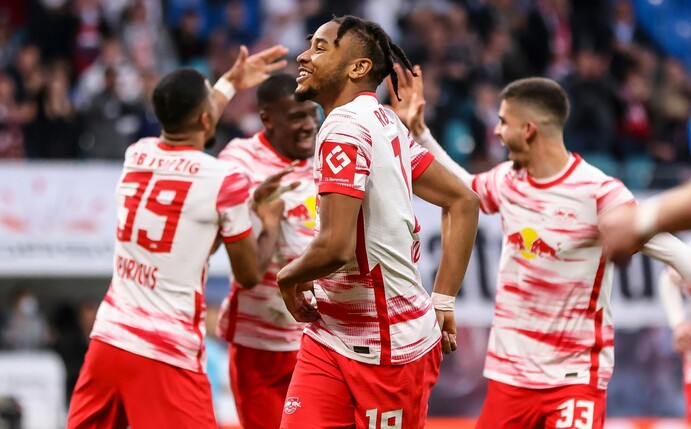 Leipzigs Spieler um Christopher Nkunku (M) jubeln nach Nkunkus Treffer zum 2:0 gegen Augsburg.