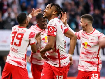 Leipzigs Spieler um Christopher Nkunku (M) jubeln nach Nkunkus Treffer zum 2:0 gegen Augsburg. Leipzigs Spieler um Christopher Nkunku (M) jubeln nach Nkunkus Treffer zum 2:0 gegen Augsburg.