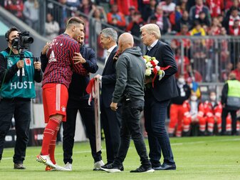 Niklas Süle vom FC Bayern München wird von der Vereinsführung verabschiedet. Niklas Süle vom FC Bayern München wird von der Vereinsführung verabschiedet.
