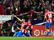 Yannick Carrasco (l) von Atletico Madrid jubelt über seinen 1:0-Siegtreffer gegen Real Madrid.