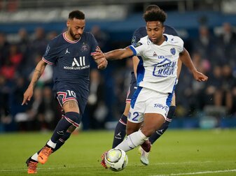 Neymar (l) von Paris Saint-Germain gegen Erik Ross Palmer-Brown von ES Troyes AC.