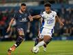 Neymar (l) von Paris Saint-Germain gegen Erik Ross Palmer-Brown von ES Troyes AC.