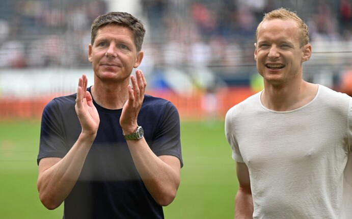 Frankfurts Cheftrainer Oliver Glasner (l) und Kapitän Sebastian Rode stehen nach dem Spiel gegen Gladbach zusammen.