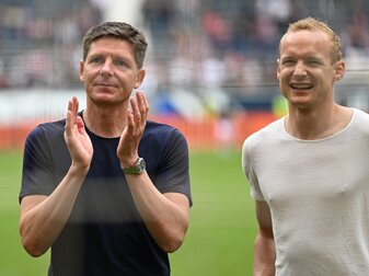 Frankfurts Cheftrainer Oliver Glasner (l) und Kapitän Sebastian Rode stehen nach dem Spiel gegen Gladbach zusammen. Frankfurts Cheftrainer Oliver Glasner (l) und Kapitän Sebastian Rode stehen nach dem Spiel gegen Gladbach zusammen.