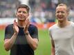 Frankfurts Cheftrainer Oliver Glasner (l) und Kapitän Sebastian Rode stehen nach dem Spiel gegen Gladbach zusammen.