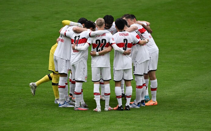 Die Spieler vom VfB Stuttgart stehen zusammen.