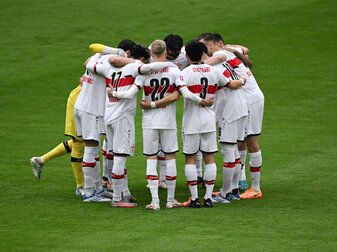 Die Spieler vom VfB Stuttgart stehen zusammen. Die Spieler vom VfB Stuttgart stehen zusammen.