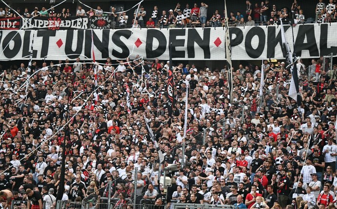 «Holt uns den Pokal!» steht auf einem Plakat im Frankfurter Fanblock.