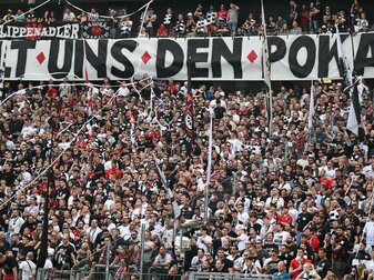 «Holt uns den Pokal!» steht auf einem Plakat im Frankfurter Fanblock. «Holt uns den Pokal!» steht auf einem Plakat im Frankfurter Fanblock.