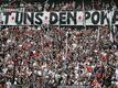 «Holt uns den Pokal!» steht auf einem Plakat im Frankfurter Fanblock.